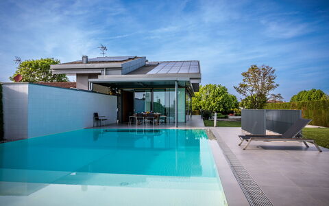 Villa Dalia Venezia: Water, Sky, Cloud, Swimming Pool, Plant, Shade, Outdoor Furniture, Interior Design, Sunlounger, Chair
