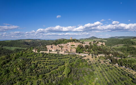 Monticchiello Apartment With Garden, Wifi, Pienza,: Cloud, Sky, Plant, Plant Community, Natural Landscape, Mountain, Land Lot, Building, Cumulus, Grass