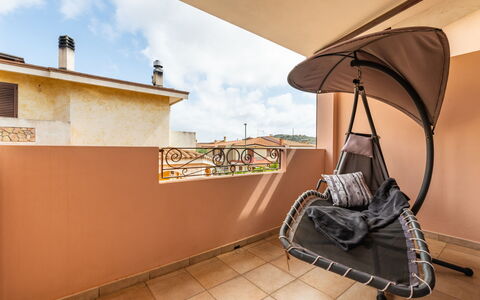 L'Oasi della Gatta Panciona: Sky, Cloud, Wood, Shade, Floor, Automotive Design, Tints And Shades, Flooring, Composite Material, Automotive Exterior