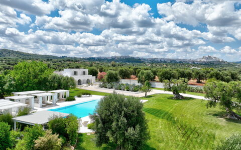 Masseria Isaia: Cloud, Sky, Plant, Water, Daytime, Building, Nature, Tree, Azure, Natural Landscape