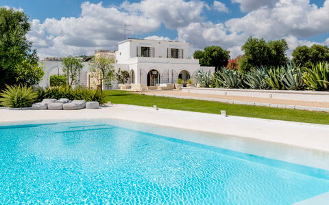 Masseria Isaia: Cloud, Water, Sky, Property, Plant, Azure, Nature, Building, Swimming Pool, Grass