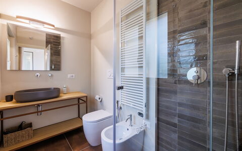 Casa Gallo - Roero - Langhe, Piemonte: Plumbing Fixture, Mirror, Tap, Sink, Property, Bathroom, Purple, Building, Interior Design, Bathroom Sink