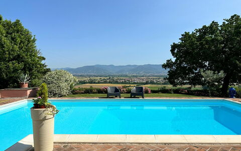 Villa Carsuga: Water, Plant, Property, Sky, Swimming Pool, Blue, Azure, Botany, Tree, Flowerpot