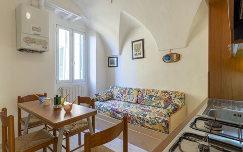 Piero: Sky, Property, Window, Building, Tree, Vegetation, Architecture, Urban Design, Plant