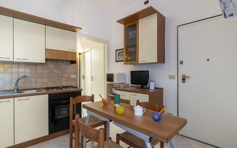 Piero: Sky, Property, Window, Building, Tree, Vegetation, Architecture, Urban Design, Plant