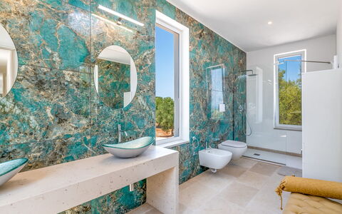 Casa Di Veronica: Mirror, Plumbing Fixture, Property, Tap, Bathtub, Green, Azure, Blue, Bathroom, Purple