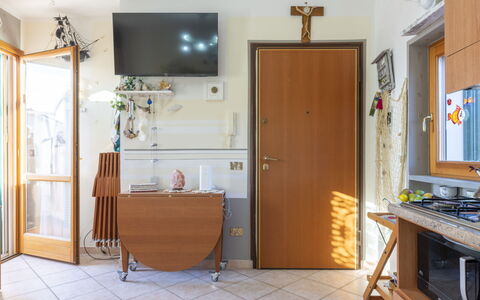 Gioiellino: Plant, Building, Sky, Window, House, Vegetation, Tree, Biome, Neighbourhood