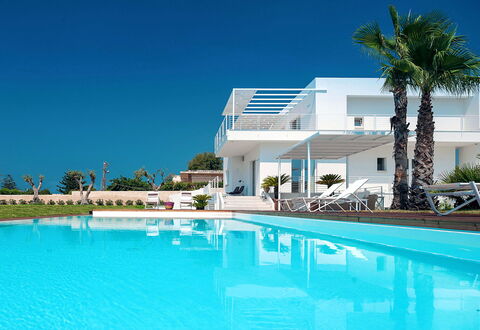 Casa Mareblu - Marina Di Modica, Sicilia: Water, Sky, Property, Building, Swimming Pool, Plant, Azure, Seaside Resort, Tree, Outdoor Furniture