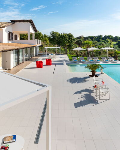 Villa Agrigenta - Ribera, Sicilia: Sky, Building, Property, Water, Cloud, Tree, Swimming Pool, Outdoor Furniture, Urban Design, Shade
