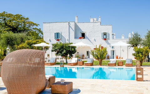 Masseria Lamacerase: Sky, Building, Plant, Azure, Tree, House, Outdoor Furniture, Leisure, Wall, Urban Design