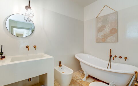 Tenuta Palù: Mirror, Plumbing Fixture, Property, Tap, Bathtub, White, Bathroom Cabinet, Bathroom, Product, Sink