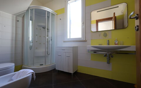 Villa Rosarno: Mirror, Tap, Property, Plumbing Fixture, Sink, Building, Bathroom Cabinet, Bathroom, Purple