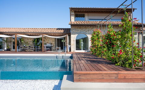 Villa Lilli & Spa: Water, Plant, Sky, Property, Flower, Building, Swimming Pool, Shade, Real Estate, Leisure