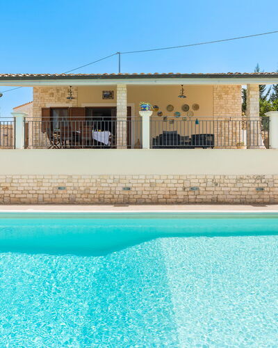 Villa Vistamare - Montallegro, Sicilia: Water, Sky, Property, Swimming Pool, Building, Blue, Azure, Shade, Leisure, Composite Material