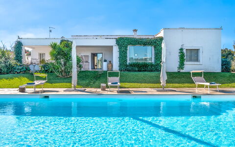 Masseriola Di Puglia: Water, Sky, Plant, Property, Swimming Pool, Blue, Window, Green, Azure, Cloud