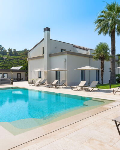 Villa Decoro - Mascali, Sicilia: Water, Sky, Property, Building, Plant, Swimming Pool, Azure, Tree, Shade, Outdoor Furniture