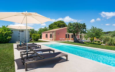 Casa Desiderio - Siracusa, Sicilia: Plant, Water, Property, Cloud, Sky, Building, Swimming Pool, Tree, Shade, Outdoor Furniture