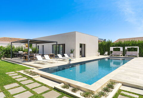 Villa Duetto - Siracusa, Sicilia: Plant, Sky, Water, Property, Azure, Swimming Pool, Shade, Architecture, Rectangle, Building