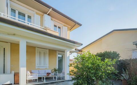 La Casa dei Limoni di Valeria: Plant, Sky, Window, Building, Shade, House, Residential Area, Neighbourhood, Cottage, Porch