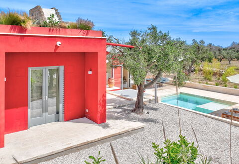 Lamia del Grano: Plant, Sky, Property, Water, Swimming Pool, Building, Architecture, Tree, Shade, Wall