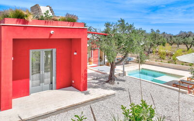 Lamia del Grano: Plant, Sky, Property, Water, Swimming Pool, Building, Architecture, Tree, Shade, Wall