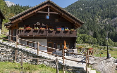 Incanto Walser Apartments Testa: Plant, Property, Sky, Mountain, Tree, Wood, Natural Landscape, Window, House, Highland