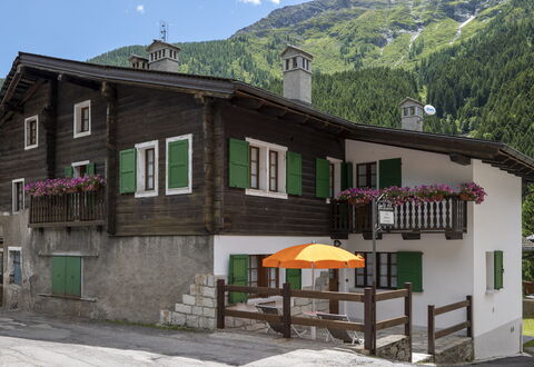 Incanto Walser Apartments Ronco: Building, Property, Window, Sky, Plant, Mountain, House, Cottage, Residential Area, Neighbourhood