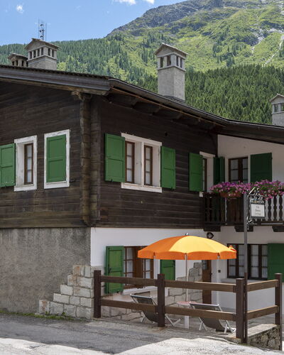 Incanto Walser Apartments Ronco: Building, Property, Window, Sky, Plant, Mountain, House, Cottage, Residential Area, Neighbourhood
