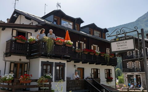 Appartamento Piazza Centrale: Town, Outdoor Table, Balcony, Outdoor Furniture, Flowerpot, Winter, Snow, Houseplant, Umbrella