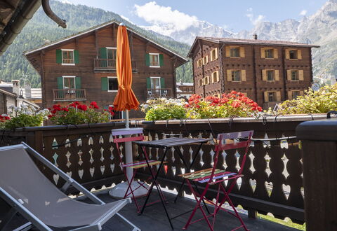 Appartamento Piazza Centrale: Plant, Sky, Property, Building, Cloud, Window, Flower, Tree, Mountain, Wood