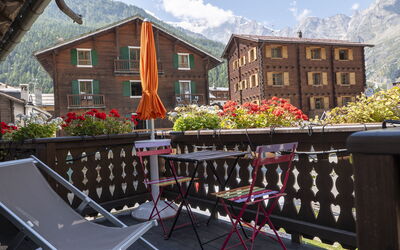 Appartamento Piazza Centrale: Plant, Sky, Property, Building, Cloud, Window, Flower, Tree, Mountain, Wood