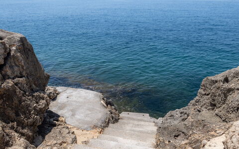 Villa Demar: Water, Water Resources, Azure, Coastal And Oceanic Landforms, Terrain, Lake, Horizon, Bedrock, Formation, Headland