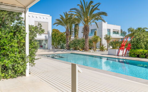 Villa Vinner: Plant, Sky, Water, Property, Azure, Tree, Swimming Pool, Building, Shade, Arecales