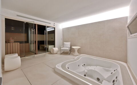 Villa Vinner: Bathtub, Plumbing Fixture, Product, Building, Bathroom, Comfort, Wood, Floor, Interior Design