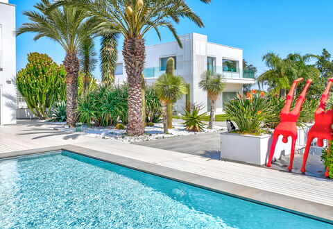 Villa Vinner: Water, Plant, Daytime, Property, Sky, Building, Azure, Tree, Swimming Pool, Window