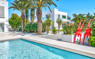 Villa Vinner: Water, Plant, Daytime, Property, Sky, Building, Azure, Tree, Swimming Pool, Window