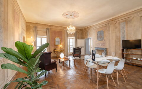 Appartamento Reale: Furniture, Plant, Table, Window, Couch, Chair, Wood, Interior Design, Building, Living Room