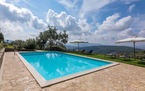 Villa D'elsa: Water, Cloud, Sky, Plant, Daytime, Property, Swimming Pool, Nature, Azure, Rectangle