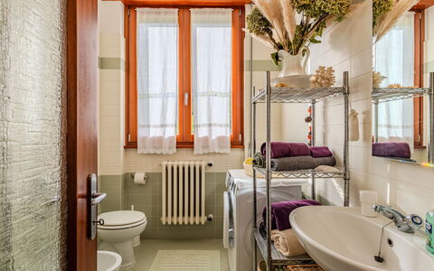 Ortensie: Property, Sink, Plumbing Fixture, Building, Tap, Mirror, Purple, Bathroom, Plant, Interior Design