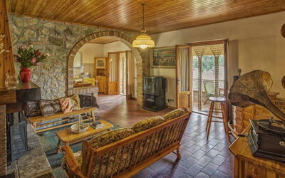 Leccino 1: Picture Frame, Furniture, Table, Wood, Interior Design, Plant, Drawer, Flooring, Living Room, Floor