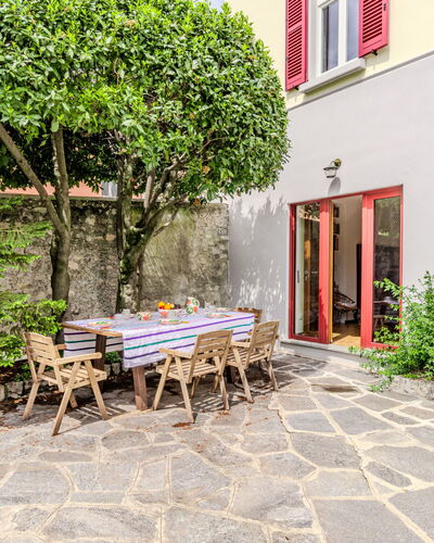 Regina 29: Plant, Furniture, Property, Building, Window, Table, Road Surface, Architecture, Vegetation, Wood