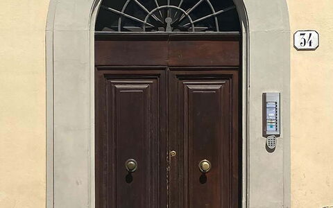 Atelier la Scala: Property, Door, Wood, Architecture, Building, Home Door, Window, House