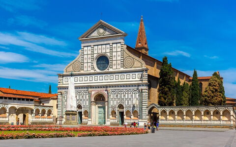 Atelier la Scala: Sky, Cloud, Plant, Window, Facade, City, Building, Symmetry, Tree, Medieval Architecture