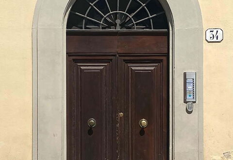 Atelier la Scala: Property, Door, Wood, Architecture, Building, Home Door, Window, House