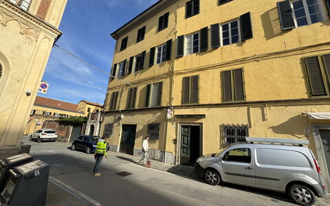 Piazza S. Romano: Car, Wheel, Building, Vehicle, Window, Property, Sky, Mode Of Transport, Cloud