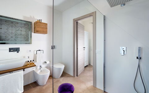 Villa Pachino: Mirror, Building, Sink, Plumbing Fixture, Tap, Bathroom, Wood, Floor, Flooring