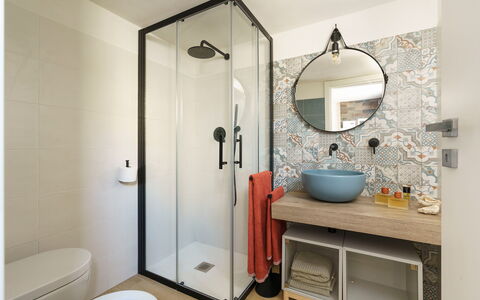 Villa Plemmirio: Bathroom, Plumbing Fixture, Interior Design, Flooring, Floor, Toilet, Plumbing, Toilet Seat, Mirror, Tile