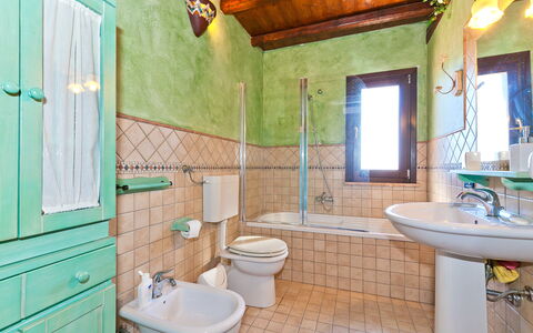 Villa Castellammare: Sink, Tap, Property, Plumbing Fixture, Mirror, Green, Bathroom Sink, Blue, Purple, Bathroom
