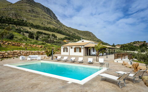 Villa Alcamo: Sky, Water, Cloud, Building, Plant, Swimming Pool, Azure, Body Of Water, Tree, Leisure