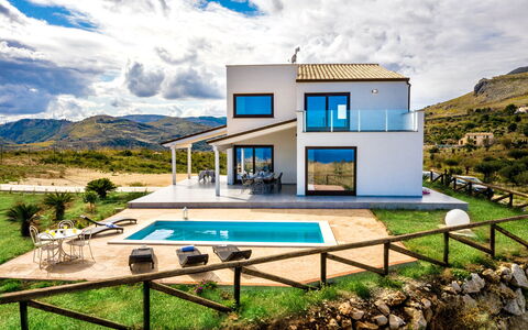 Villa Azzurra: Cloud, Building, Plant, Sky, Property, Window, Swimming Pool, Azure, Table, House